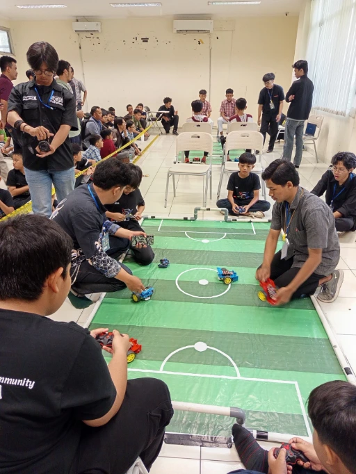 kegiatan robot soccer di Robofest
